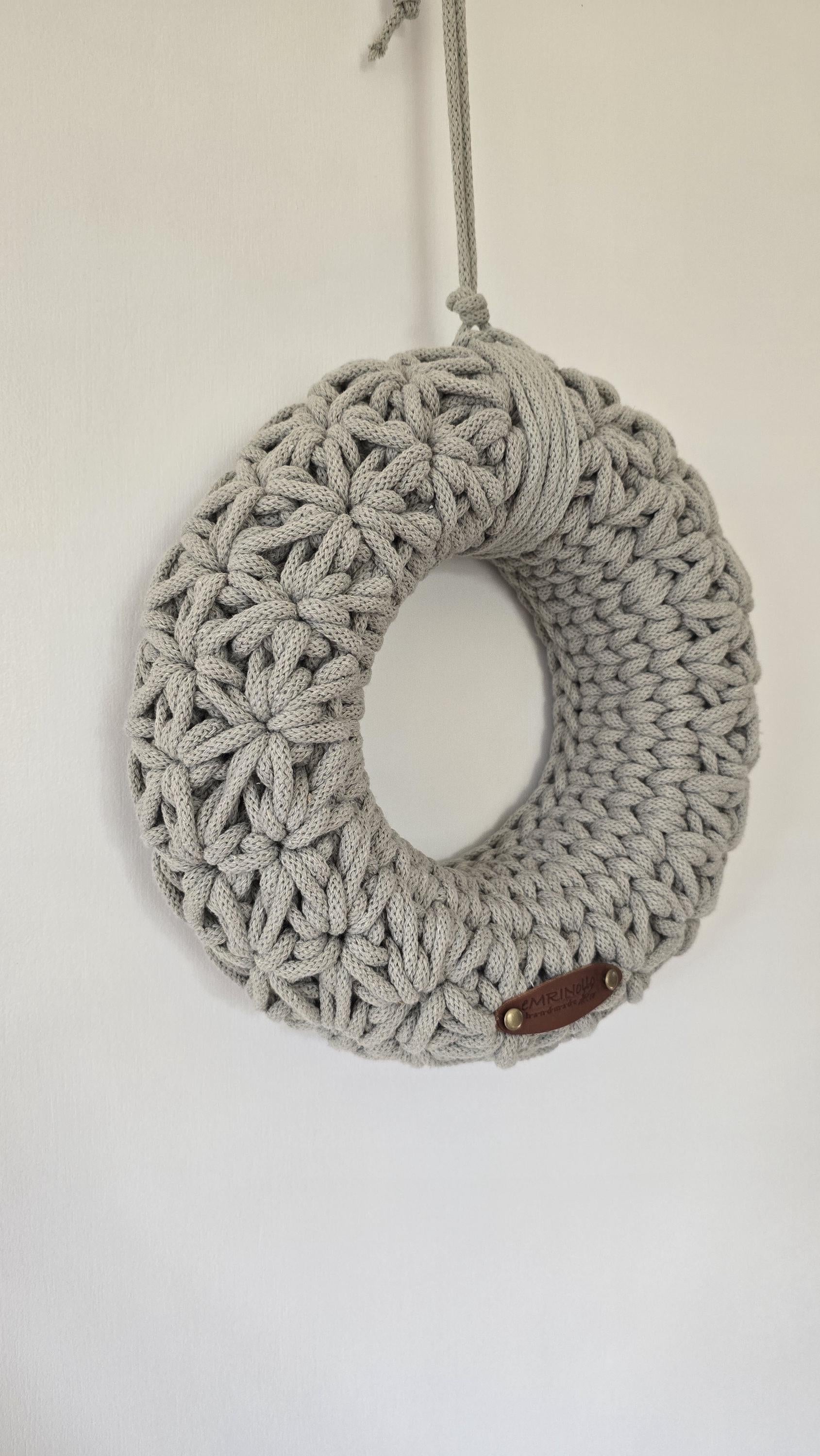 Ob als Wanddeko im Wohnzimmer, stilvolles Einweihungsgeschenk oder zeitlose Dekoration für Ostern – dieser Kranz passt zu jedem Anlass. Perfekt als dekoratives Highlight im Wohnzimmer, als Wanddeko oder als einzigartiges Einweihungsgeschenk.