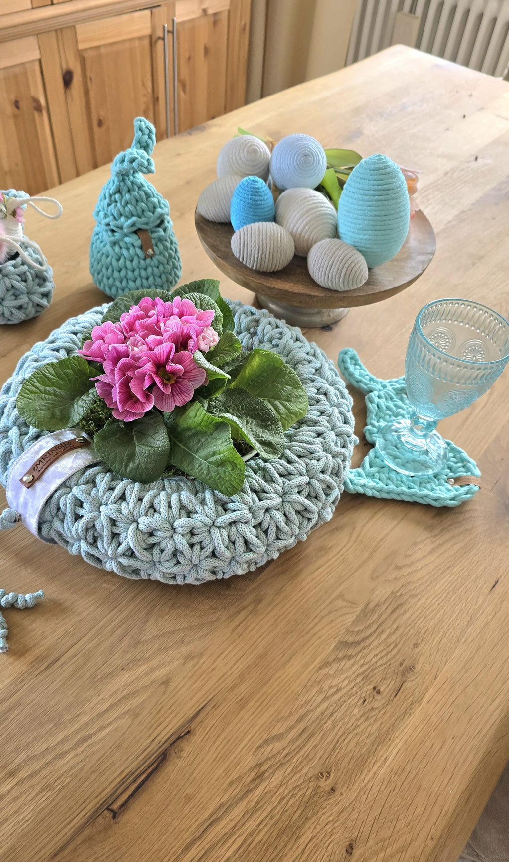 Ob als Wandkranz, stilvolle Türdeko oder als besonderer Tischschmuck – sein minimalistisches Design macht ihn zu einem echten Blickfang. Zudem eignet er sich wunderbar als einzigartiges Geschenk, sei es zu Ostern, zur Einweihung oder einfach als liebevolle Aufmerksamkeit.