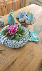 Ob als Wandkranz, stilvolle Türdeko oder als besonderer Tischschmuck – sein minimalistisches Design macht ihn zu einem echten Blickfang. Zudem eignet er sich wunderbar als einzigartiges Geschenk, sei es zu Ostern, zur Einweihung oder einfach als liebevolle Aufmerksamkeit.