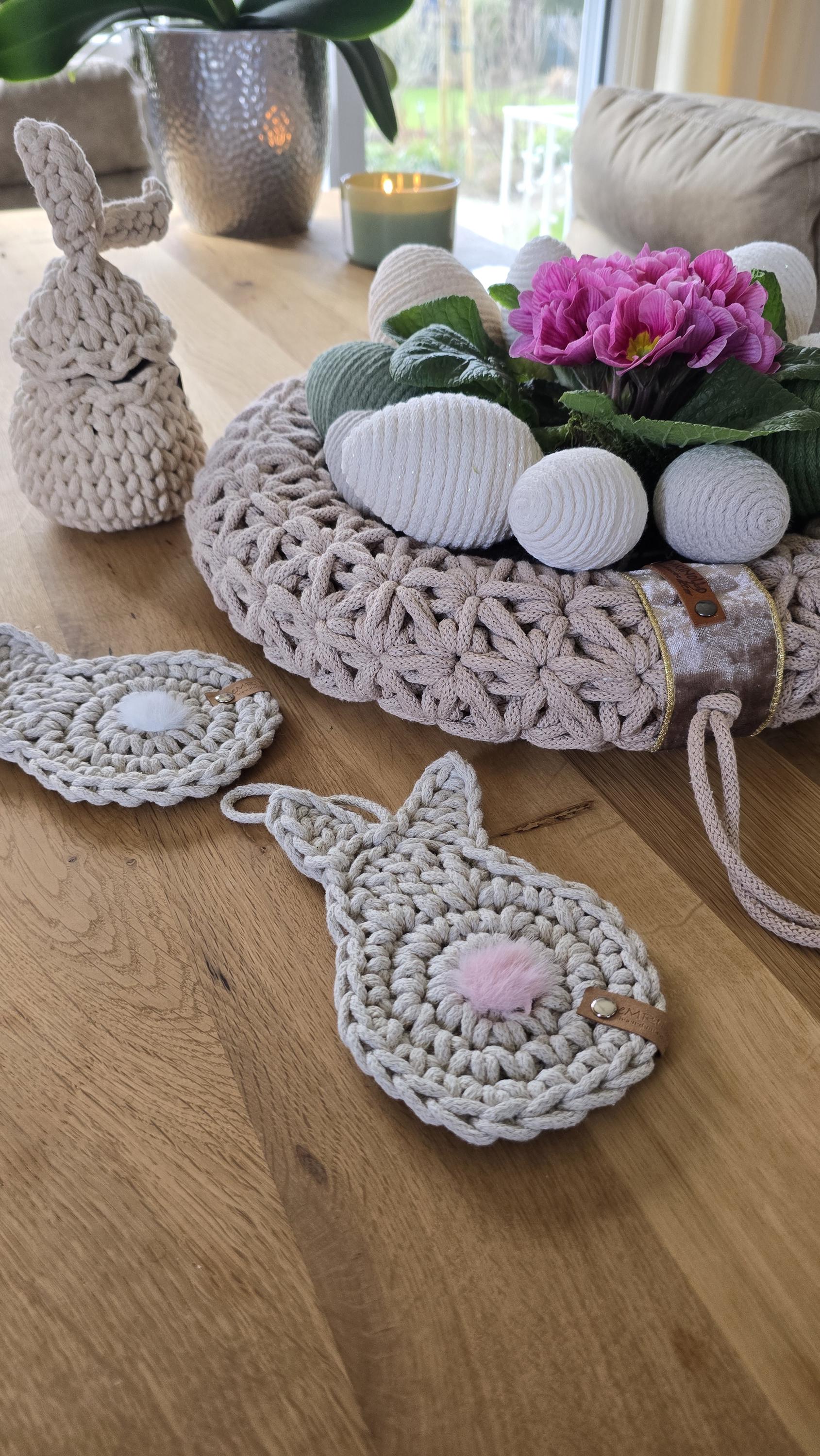 Ob als Wanddeko im Wohnzimmer, dekorativer Akzent an der Tür oder als stilvolle Tischdekoration – dieser Hängekranz sorgt überall für eine gemütliche, natürliche Atmosphäre. Auch als Geschenk zu Ostern, als Einweihungsgeschenk oder als einzigartige Geschenkidee ist er ideal.
