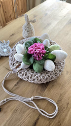Ob als Wanddeko im Wohnzimmer, dekorativer Akzent an der Tür oder als stilvolle Tischdekoration – dieser Hängekranz sorgt überall für eine gemütliche, natürliche Atmosphäre. Auch als Geschenk zu Ostern, als Einweihungsgeschenk oder als einzigartige Geschenkidee ist er ideal.