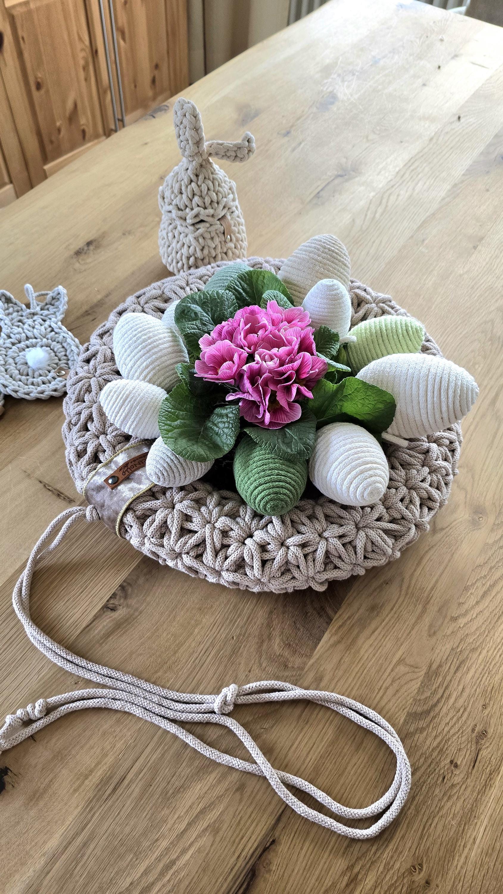 Ob als Wanddeko im Wohnzimmer, dekorativer Akzent an der Tür oder als stilvolle Tischdekoration – dieser Hängekranz sorgt überall für eine gemütliche, natürliche Atmosphäre. Auch als Geschenk zu Ostern, als Einweihungsgeschenk oder als einzigartige Geschenkidee ist er ideal.