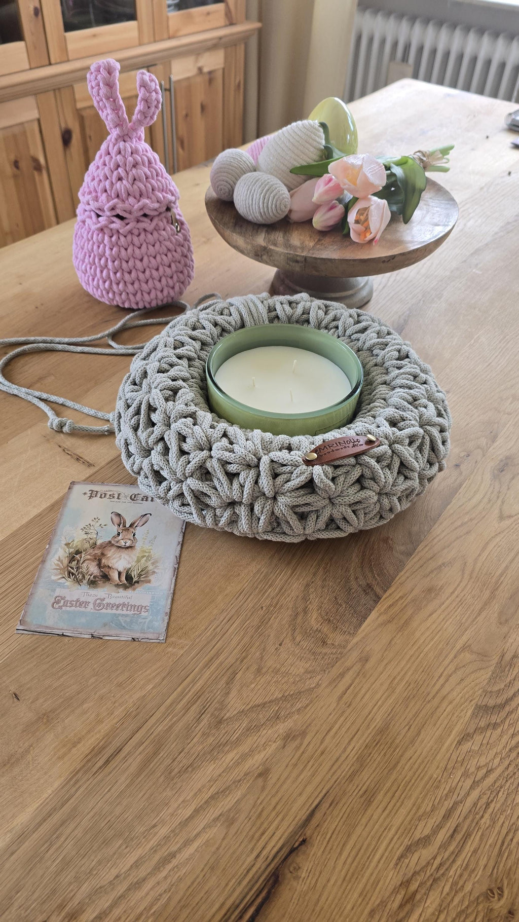 Dieser handgefertigte Wandkranz besticht durch sein elegantes Jasmin-Häkelmuster, das ihm eine besonders feine Struktur verleiht. Seine Naturfarben und sein minimalistisches Design machen ihn zu einem perfekten skandinavischen Wohnaccessoire für dein Zuhause
