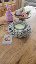 Dieser handgefertigte Wandkranz besticht durch sein elegantes Jasmin-Häkelmuster, das ihm eine besonders feine Struktur verleiht. Seine Naturfarben und sein minimalistisches Design machen ihn zu einem perfekten skandinavischen Wohnaccessoire für dein Zuhause