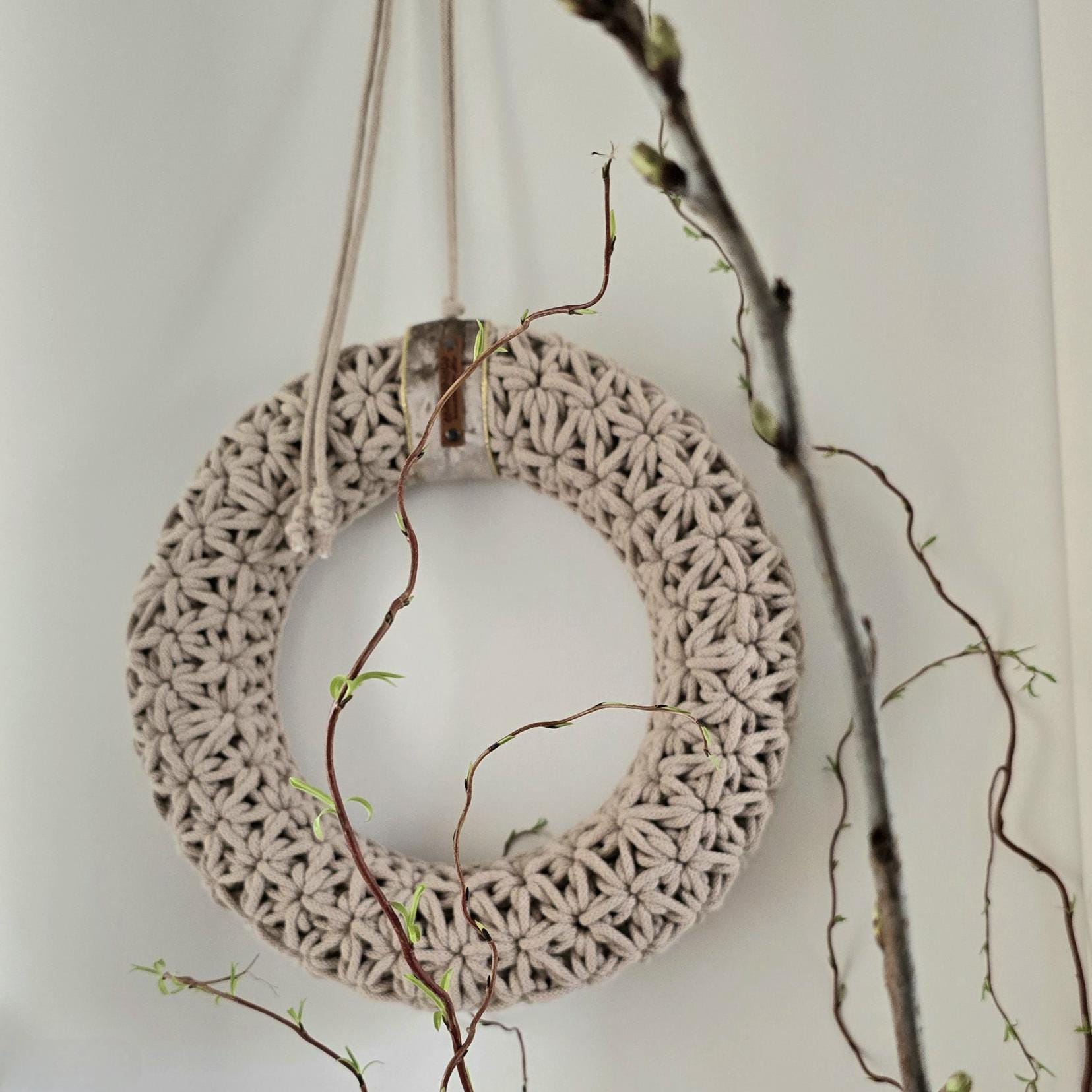 ✔ Fein gehäkelt – das Jasmin-Muster verleiht eine besondere Textur
✔ Vielseitig einsetzbar – perfekt für Tür, Wand oder Tisch
✔ Minimalistisch & stilvoll – skandinavisches & japanisches Design
Bringe mit diesem gehäkelten Wandkranz stilvolle Natürlichkeit in dein Zuhause! ✨