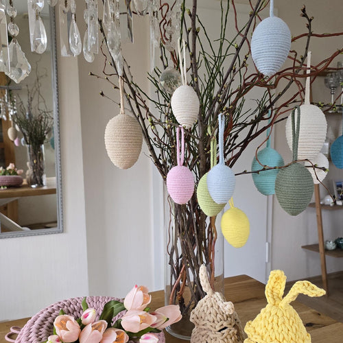 ✔ Handgefertigt & einzigartig – kein 08/15-Kram!
✔ Passt perfekt zu modernem Wohnstil – von Skandi bis Boho
✔ Tolle Geschenkidee – weil ein Schokohase allein nicht reicht
Schnapp dir dieses Osterei, bevor der Osterhase schneller ist als du! 🏃‍♀️💨