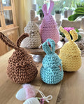 Dieser gehäkelte Korb in Eiform ist so süß, dass selbst der Osterhase neidisch wird! 🎉 Der Deckel? Hat flauschige Hasenohren! Perfekt als Aufbewahrungskorb fürs Kinderzimmer, für Ostergeschenke oder um deinen Schreibtisch zu organisieren.