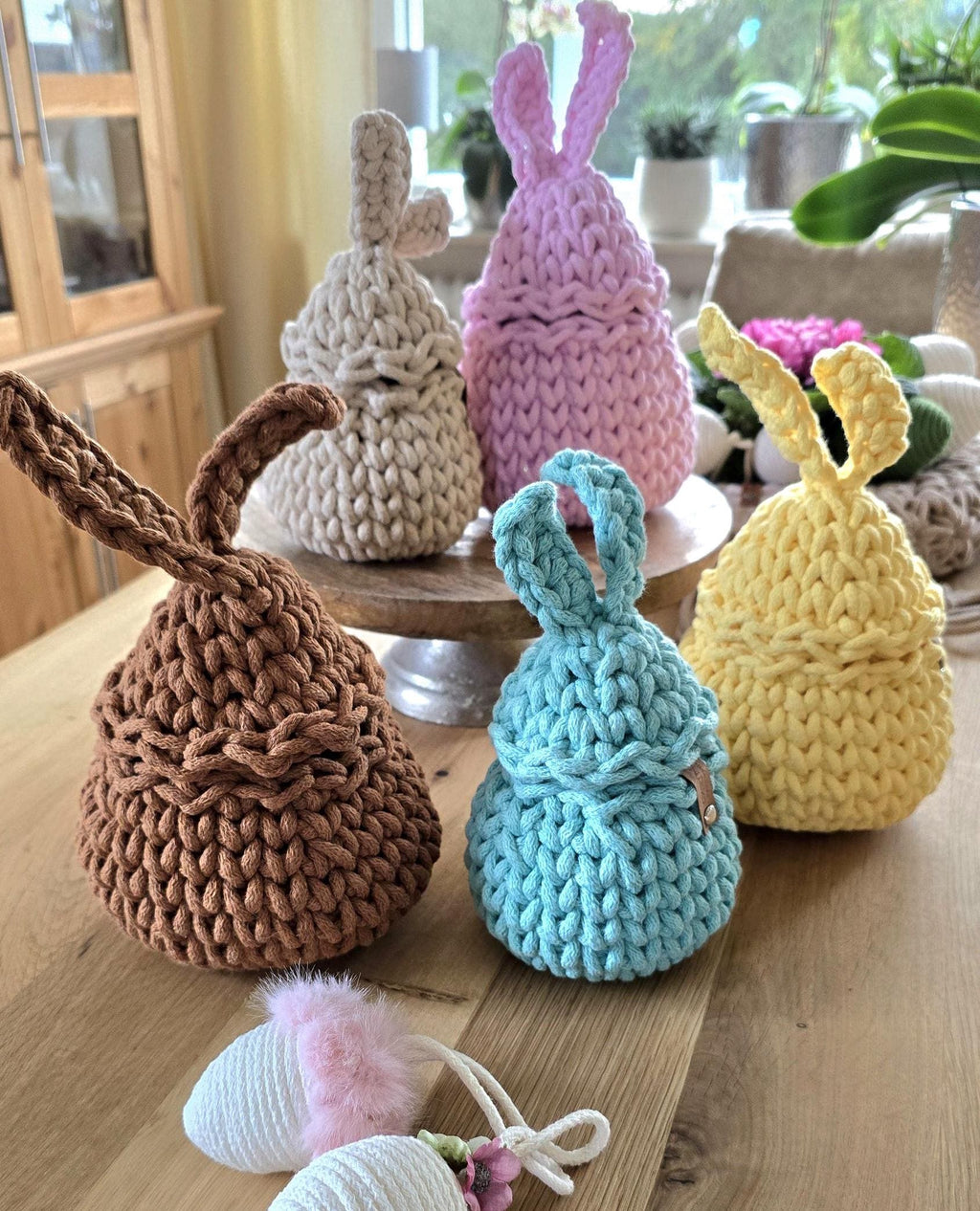 Dieser gehäkelte Korb in Eiform ist so süß, dass selbst der Osterhase neidisch wird! 🎉 Der Deckel? Hat flauschige Hasenohren! Perfekt als Aufbewahrungskorb fürs Kinderzimmer, für Ostergeschenke oder um deinen Schreibtisch zu organisieren.