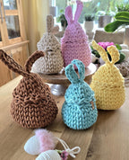 Dieser gehäkelte Korb in Eiform ist so süß, dass selbst der Osterhase neidisch wird! 🎉 Der Deckel? Hat flauschige Hasenohren! Perfekt als Aufbewahrungskorb fürs Kinderzimmer, für Ostergeschenke oder um deinen Schreibtisch zu organisieren.