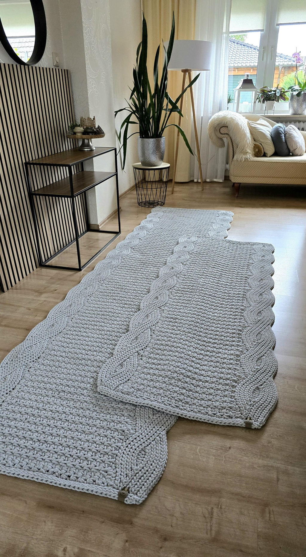 Teppichläufer – Handgemacht, Stilvoll & Perfekt für dein Zuhause!
Du suchst das gewisse Extra für deinen Flur, dein Wohnzimmer oder deine Küche? Voilà! Dieser gehäkelte Teppichläufer ist nicht nur ein Hingucker, sondern auch superweich & langlebig. Perfekt für Flur, Badezimmer oder skandinavisches Design – ein echtes Style-Statement!