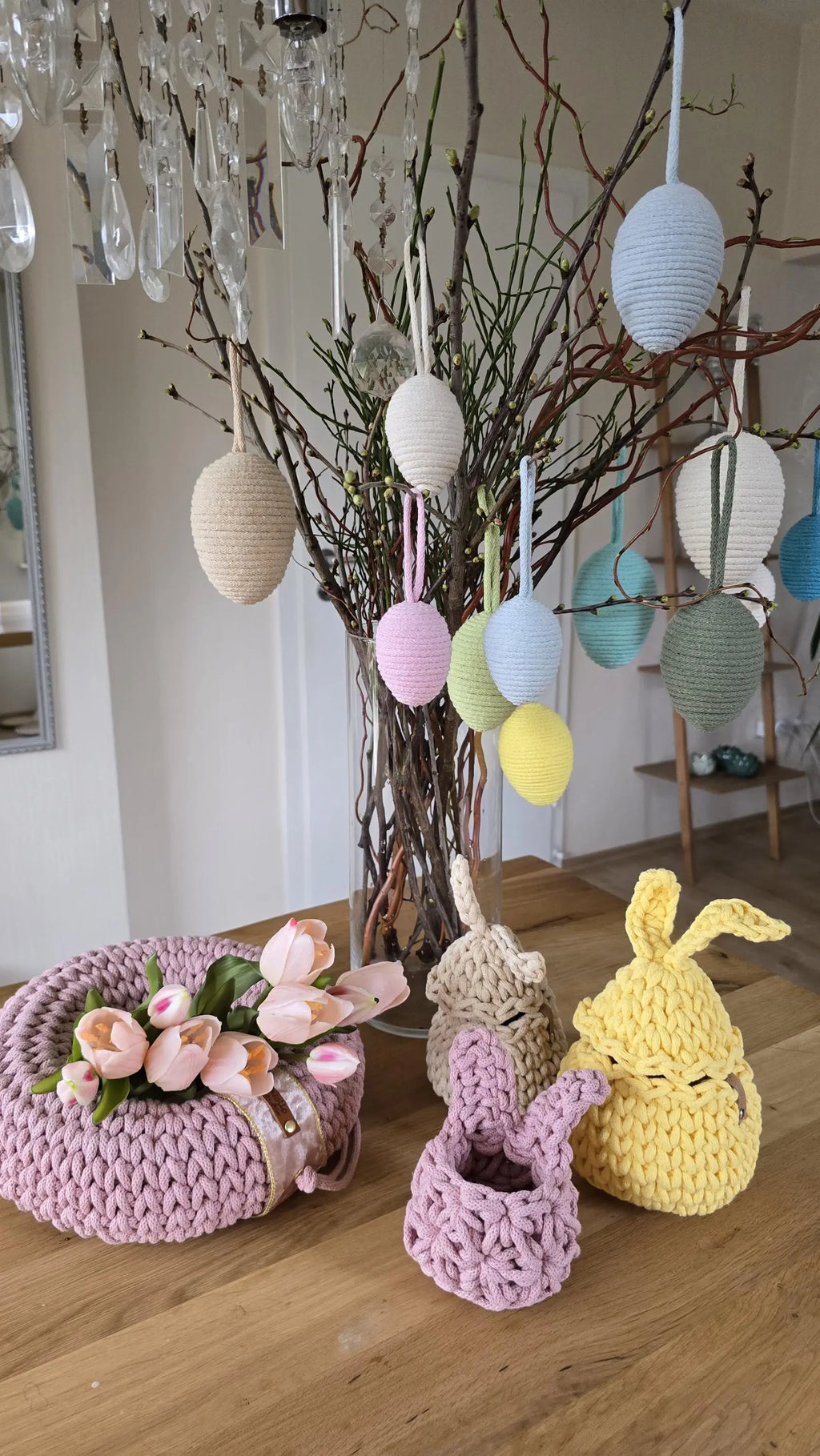 Jedes Jahr das gleiche Problem: Du suchst nach moderner, stilvoller Osterdeko, aber findest nur altbackenen Kitsch? Schluss damit! Diese Frühlingsdeko bringt frischen Wind in dein Zuhause – perfekt für dein Wohnzimmer, als charmante Fensterdeko oder als stilvolles Ostergeschenk.