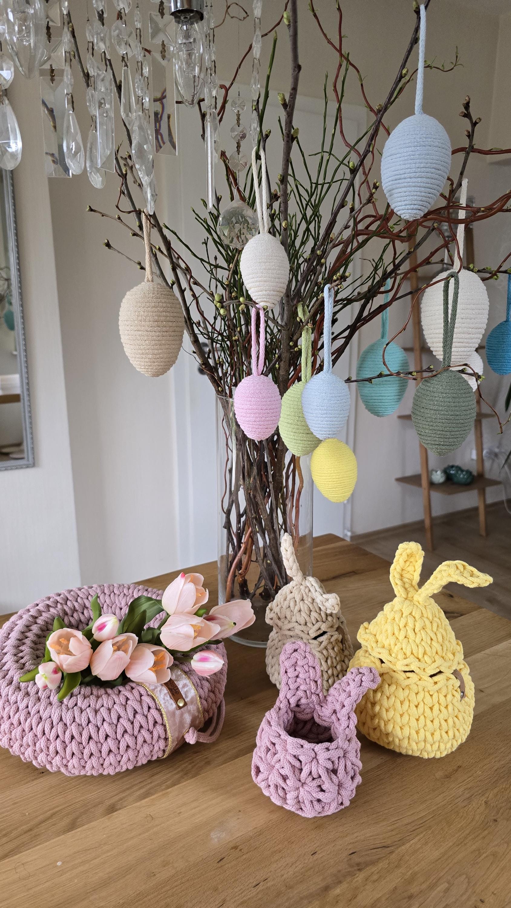 Jedes Jahr das gleiche Problem: Du suchst nach moderner, stilvoller Osterdeko, aber findest nur altbackenen Kitsch? Schluss damit! Diese Frühlingsdeko bringt frischen Wind in dein Zuhause – perfekt für dein Wohnzimmer, als charmante Fensterdeko oder als stilvolles Ostergeschenk.