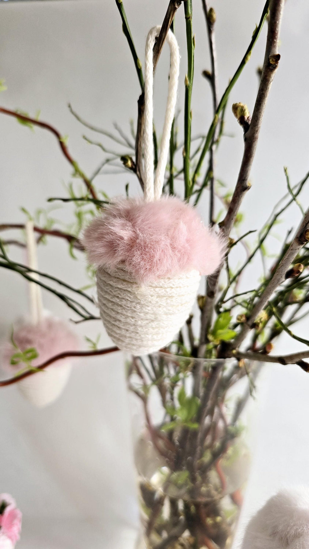 🌸 Hängeei mit flauschigem Plüsch – Moderne Osterdeko mit Kuschelfaktor!

Diese Osterdeko Frühlingsdeko Osterei ist nicht nur ein Blickfang, sondern auch ein echtes Kuschelerlebnis! Das plüschverzierte Hängeei bringt verspielte Eleganz in dein Zuhause – ideal für das Wohnzimmer, den Ostertisch oder als charmante Fensterdekoration.