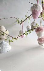 🌸 Hängeei mit flauschigem Plüsch – Moderne Osterdeko mit Kuschelfaktor!

Diese Osterdeko Frühlingsdeko Osterei ist nicht nur ein Blickfang, sondern auch ein echtes Kuschelerlebnis! Das plüschverzierte Hängeei bringt verspielte Eleganz in dein Zuhause – ideal für das Wohnzimmer, den Ostertisch oder als charmante Fensterdekoration.