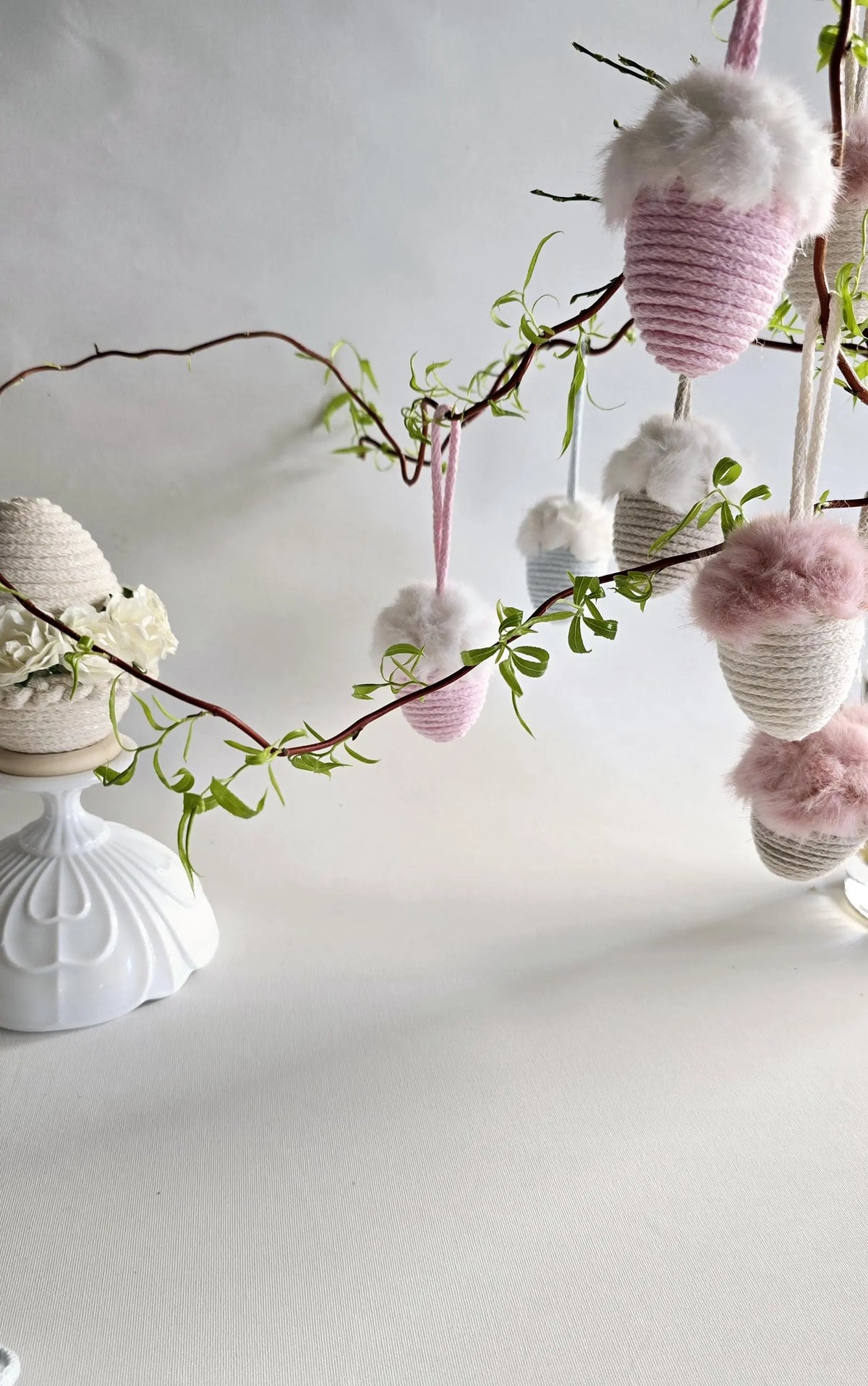 🌸 Hängeei mit flauschigem Plüsch – Moderne Osterdeko mit Kuschelfaktor!

Diese Osterdeko Frühlingsdeko Osterei ist nicht nur ein Blickfang, sondern auch ein echtes Kuschelerlebnis! Das plüschverzierte Hängeei bringt verspielte Eleganz in dein Zuhause – ideal für das Wohnzimmer, den Ostertisch oder als charmante Fensterdekoration.