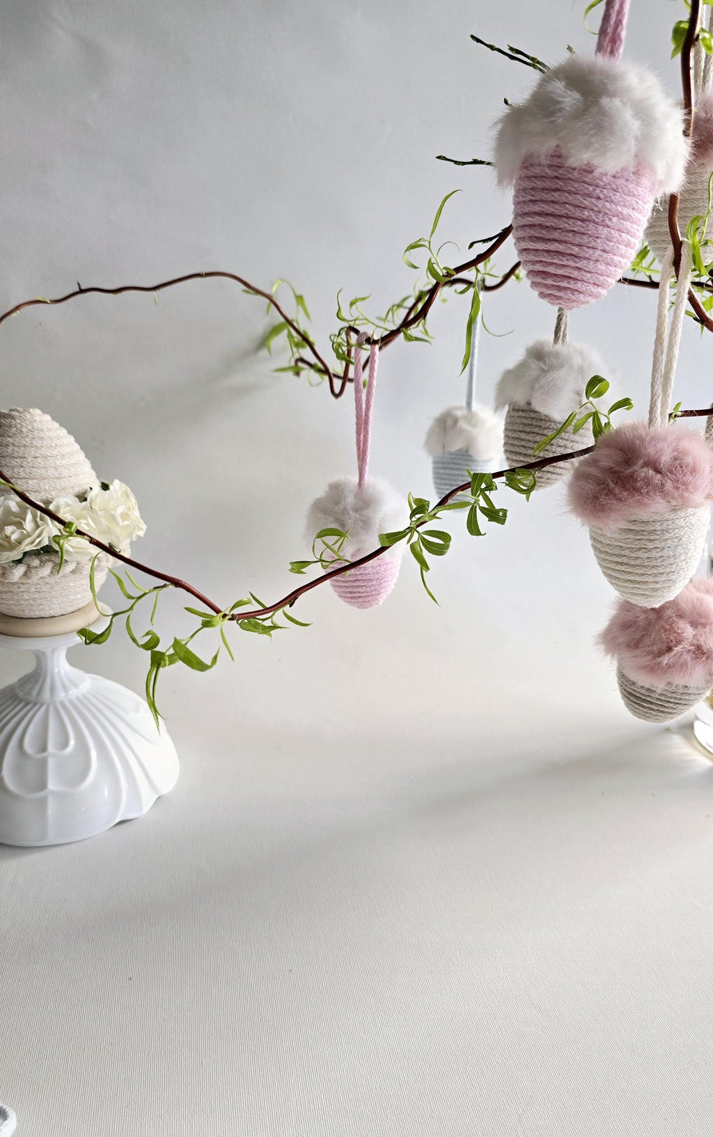 🌸 Hängeei mit flauschigem Plüsch – Moderne Osterdeko mit Kuschelfaktor!

Diese Osterdeko Frühlingsdeko Osterei ist nicht nur ein Blickfang, sondern auch ein echtes Kuschelerlebnis! Das plüschverzierte Hängeei bringt verspielte Eleganz in dein Zuhause – ideal für das Wohnzimmer, den Ostertisch oder als charmante Fensterdekoration.