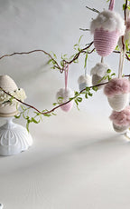 🌸 Hängeei mit flauschigem Plüsch – Moderne Osterdeko mit Kuschelfaktor!

Diese Osterdeko Frühlingsdeko Osterei ist nicht nur ein Blickfang, sondern auch ein echtes Kuschelerlebnis! Das plüschverzierte Hängeei bringt verspielte Eleganz in dein Zuhause – ideal für das Wohnzimmer, den Ostertisch oder als charmante Fensterdekoration.