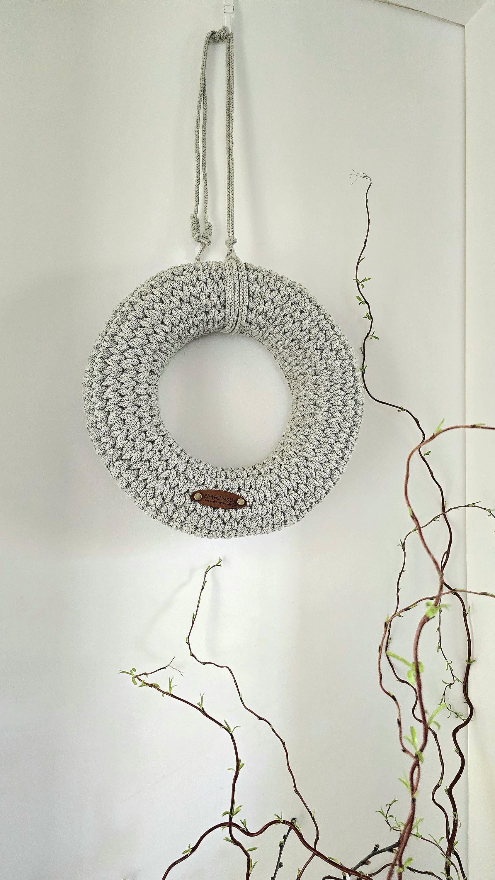 Du suchst nach einer modernen und handgefertigten Osterdeko? Dieser liebevoll gestaltete Dekokranz bringt frische Frühlingsstimmung in dein Zuhause – ob als eleganter Wandkranz im Wohnzimmer oder als hübscher Türschmuck. Perfekt auch als Geschenk zu Ostern für deine Liebsten!