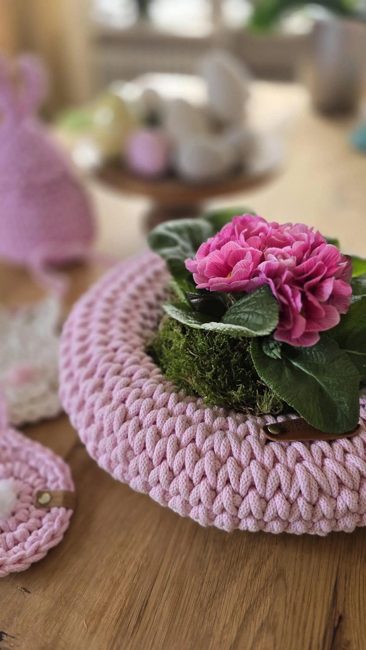 Du suchst nach einer modernen und handgefertigten Osterdeko? Dieser liebevoll gestaltete Dekokranz bringt frische Frühlingsstimmung in dein Zuhause – ob als eleganter Wandkranz im Wohnzimmer oder als hübscher Türschmuck. Perfekt auch als Geschenk zu Ostern für deine Liebsten!