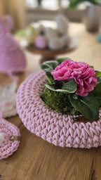 Du suchst nach einer modernen und handgefertigten Osterdeko? Dieser liebevoll gestaltete Dekokranz bringt frische Frühlingsstimmung in dein Zuhause – ob als eleganter Wandkranz im Wohnzimmer oder als hübscher Türschmuck. Perfekt auch als Geschenk zu Ostern für deine Liebsten!