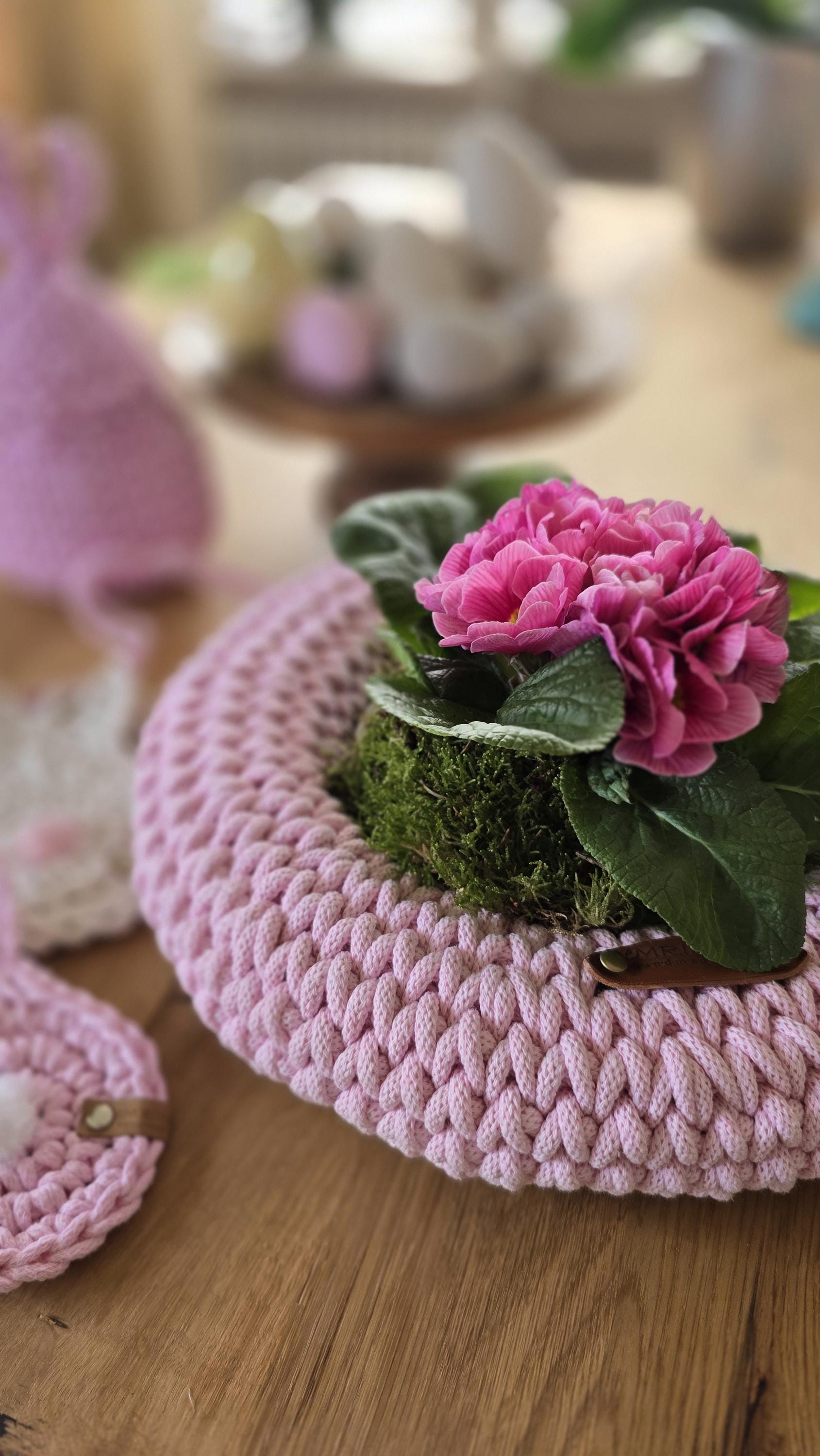Du suchst nach einer modernen und handgefertigten Osterdeko? Dieser liebevoll gestaltete Dekokranz bringt frische Frühlingsstimmung in dein Zuhause – ob als eleganter Wandkranz im Wohnzimmer oder als hübscher Türschmuck. Perfekt auch als Geschenk zu Ostern für deine Liebsten!