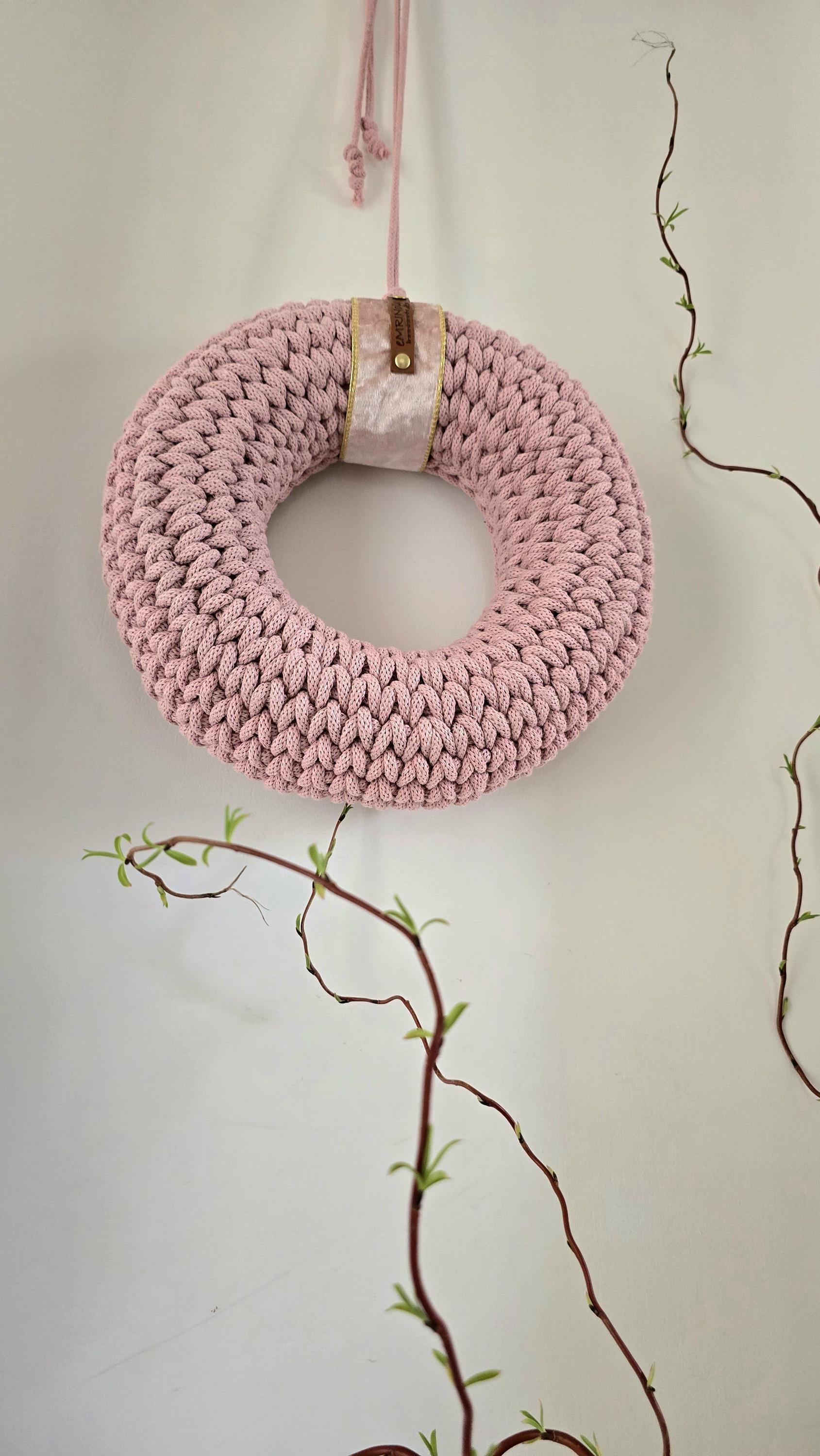 Ob als Hingucker an der Tür, eleganter Akzent an der Wand oder besondere Tischdeko – dieser Kranz bringt Natürlichkeit und Stil in deine vier Wände. Ein wunderschönes Detail für dein Zuhause und eine einzigartige Geschenkidee für jeden Anlass!