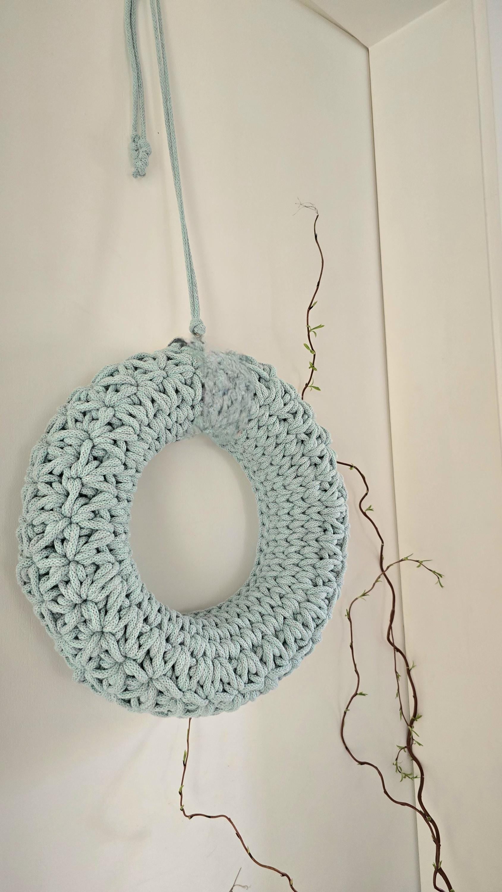 Ob als Wanddeko im Wohnzimmer, stilvolles Einweihungsgeschenk oder zeitlose Dekoration für Ostern – dieser Kranz passt zu jedem Anlass. Perfekt als dekoratives Highlight im Wohnzimmer, als Wanddeko oder als einzigartiges Einweihungsgeschenk.
