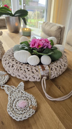 Dieser handgefertigte Wandkranz besticht durch sein elegantes Jasmin-Häkelmuster, das ihm eine besonders feine Struktur verleiht. Seine Naturfarben und sein minimalistisches Design machen ihn zu einem perfekten skandinavischen Wohnaccessoire für dein Zuhause.