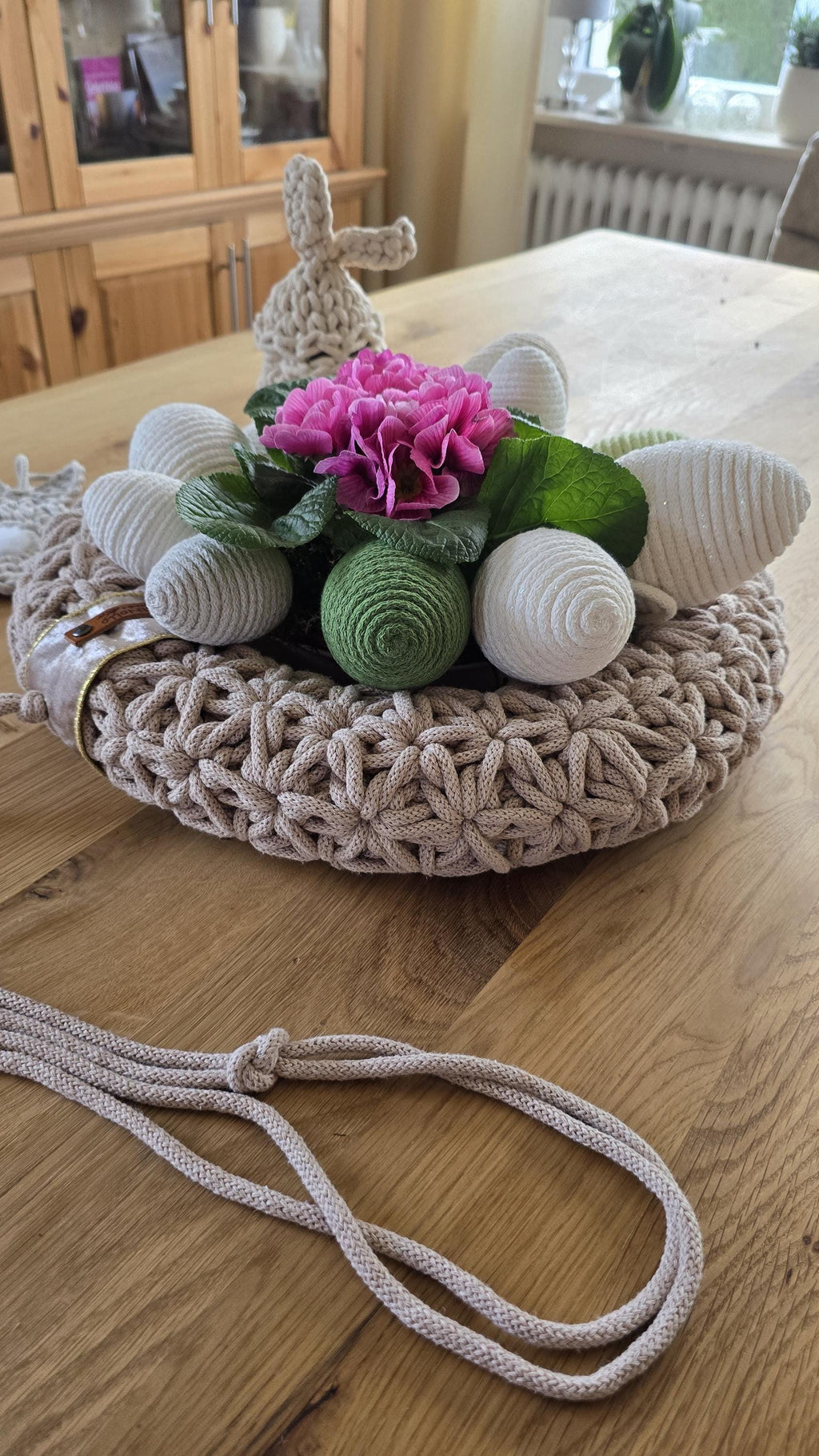 Dieser handgefertigte Wandkranz besticht durch sein elegantes Jasmin-Häkelmuster, das ihm eine besonders feine Struktur verleiht. Seine Naturfarben und sein minimalistisches Design machen ihn zu einem perfekten skandinavischen Wohnaccessoire für dein Zuhause