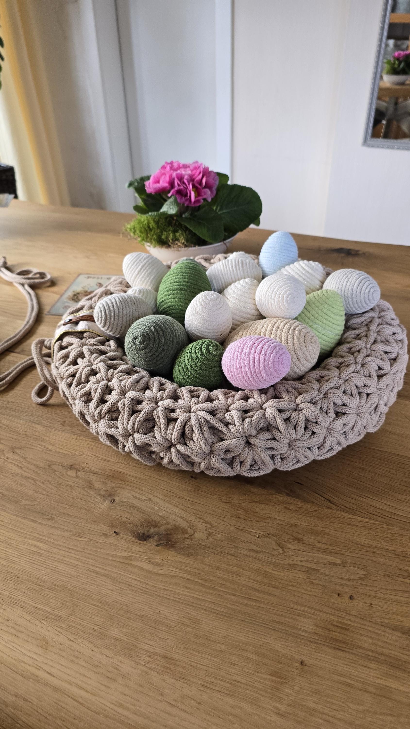 Ob als hübsches Oster-Mitbringsel, Geschenk für deine Liebsten oder als stilvolle Frühlingsdeko für den Tisch – diese Eier setzen überall besondere Akzente.