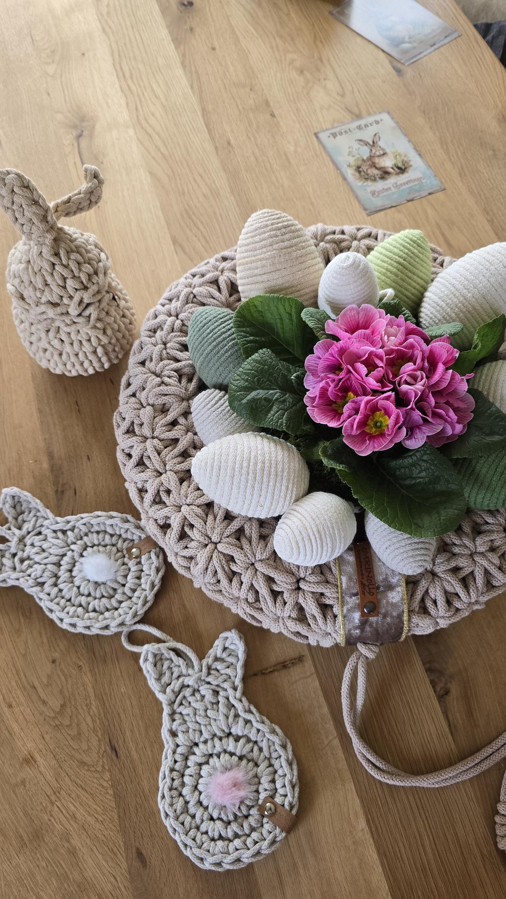 Diese handgefertigten Osteranhänger sind die perfekte Ergänzung für deine moderne Osterdekoration. Die mit feinem Baumwollgarn umwickelten Ostereier bringen natürliche Eleganz in dein Zuhause – ideal als Deko für Zweige, Fenster oder den Ostertisch.