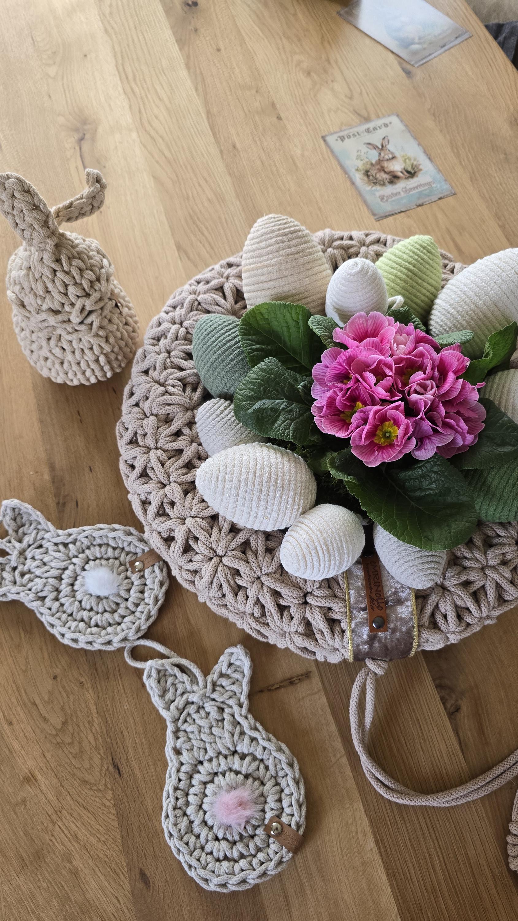 Diese handgefertigten Osteranhänger sind die perfekte Ergänzung für deine moderne Osterdekoration. Die mit feinem Baumwollgarn umwickelten Ostereier bringen natürliche Eleganz in dein Zuhause – ideal als Deko für Zweige, Fenster oder den Ostertisch.