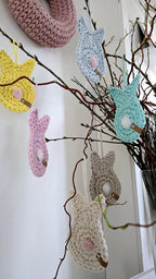 🐰 Osterhase trifft auf Funktion – und du gewinnst! 🌸
Hier kommt dein häkeliger Held: Dieser süße gehäkelte Osterhase mit Puschel ist mehr als nur Deko – er hängt elegant am Fenster, bringt frühlingshaften Charme in dein Zuhause und ist sogar ein Tassenuntersetzer! ☕🔥