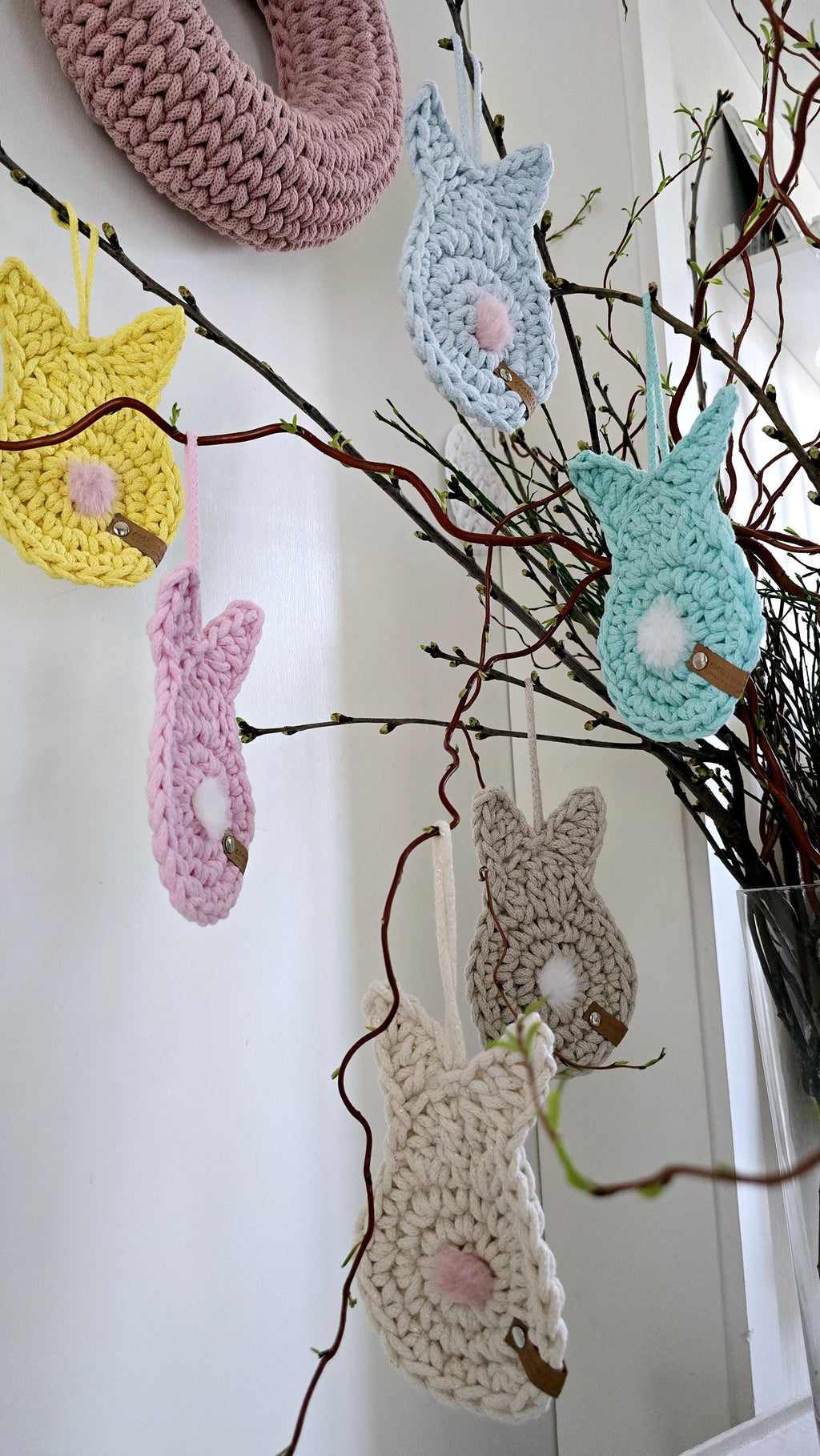🐰 Osterhase trifft auf Funktion – und du gewinnst! 🌸
Hier kommt dein häkeliger Held: Dieser süße gehäkelte Osterhase mit Puschel ist mehr als nur Deko – er hängt elegant am Fenster, bringt frühlingshaften Charme in dein Zuhause und ist sogar ein Tassenuntersetzer! ☕🔥