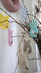 🐰 Osterhase trifft auf Funktion – und du gewinnst! 🌸
Hier kommt dein häkeliger Held: Dieser süße gehäkelte Osterhase mit Puschel ist mehr als nur Deko – er hängt elegant am Fenster, bringt frühlingshaften Charme in dein Zuhause und ist sogar ein Tassenuntersetzer! ☕🔥