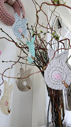 🐰 Osterhase trifft auf Funktion – und du gewinnst! 🌸
Hier kommt dein häkeliger Held: Dieser süße gehäkelte Osterhase mit Puschel ist mehr als nur Deko – er hängt elegant am Fenster, bringt frühlingshaften Charme in dein Zuhause und ist sogar ein Tassenuntersetzer! ☕🔥