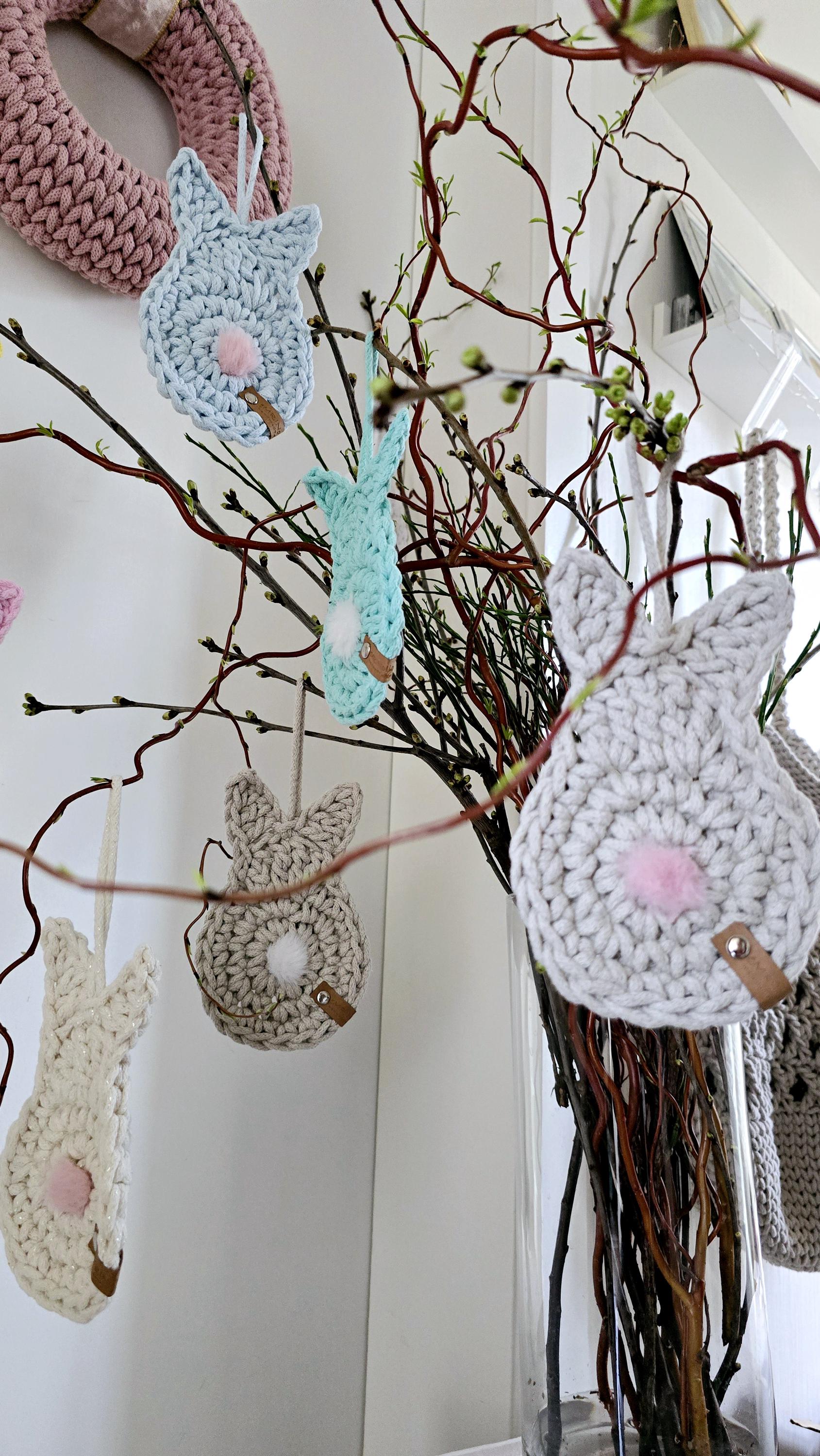 🐰 Osterhase trifft auf Funktion – und du gewinnst! 🌸
Hier kommt dein häkeliger Held: Dieser süße gehäkelte Osterhase mit Puschel ist mehr als nur Deko – er hängt elegant am Fenster, bringt frühlingshaften Charme in dein Zuhause und ist sogar ein Tassenuntersetzer! ☕🔥