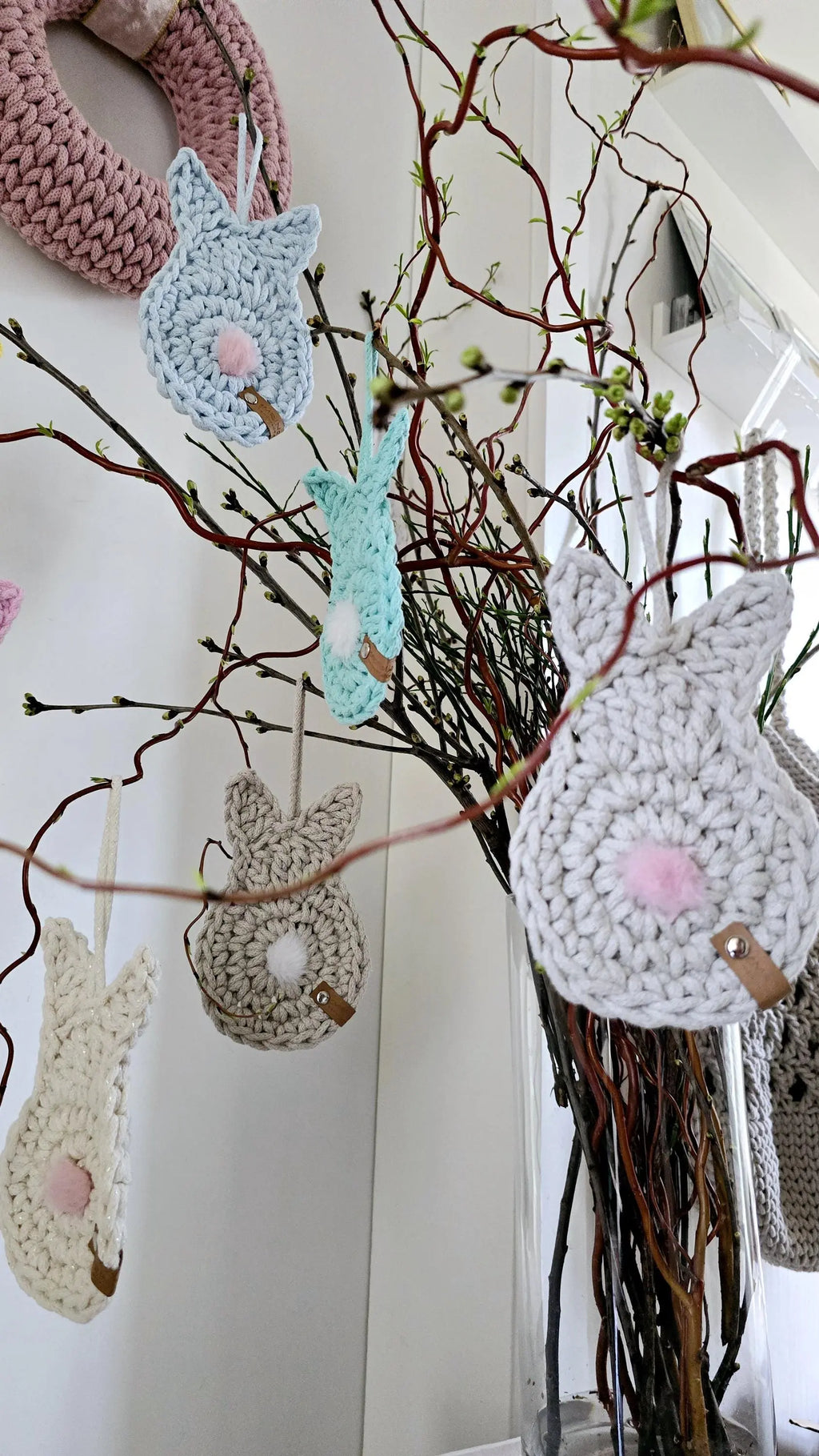 🐰 Osterhase trifft auf Funktion – und du gewinnst! 🌸
Hier kommt dein häkeliger Held: Dieser süße gehäkelte Osterhase mit Puschel ist mehr als nur Deko – er hängt elegant am Fenster, bringt frühlingshaften Charme in dein Zuhause und ist sogar ein Tassenuntersetzer! ☕🔥