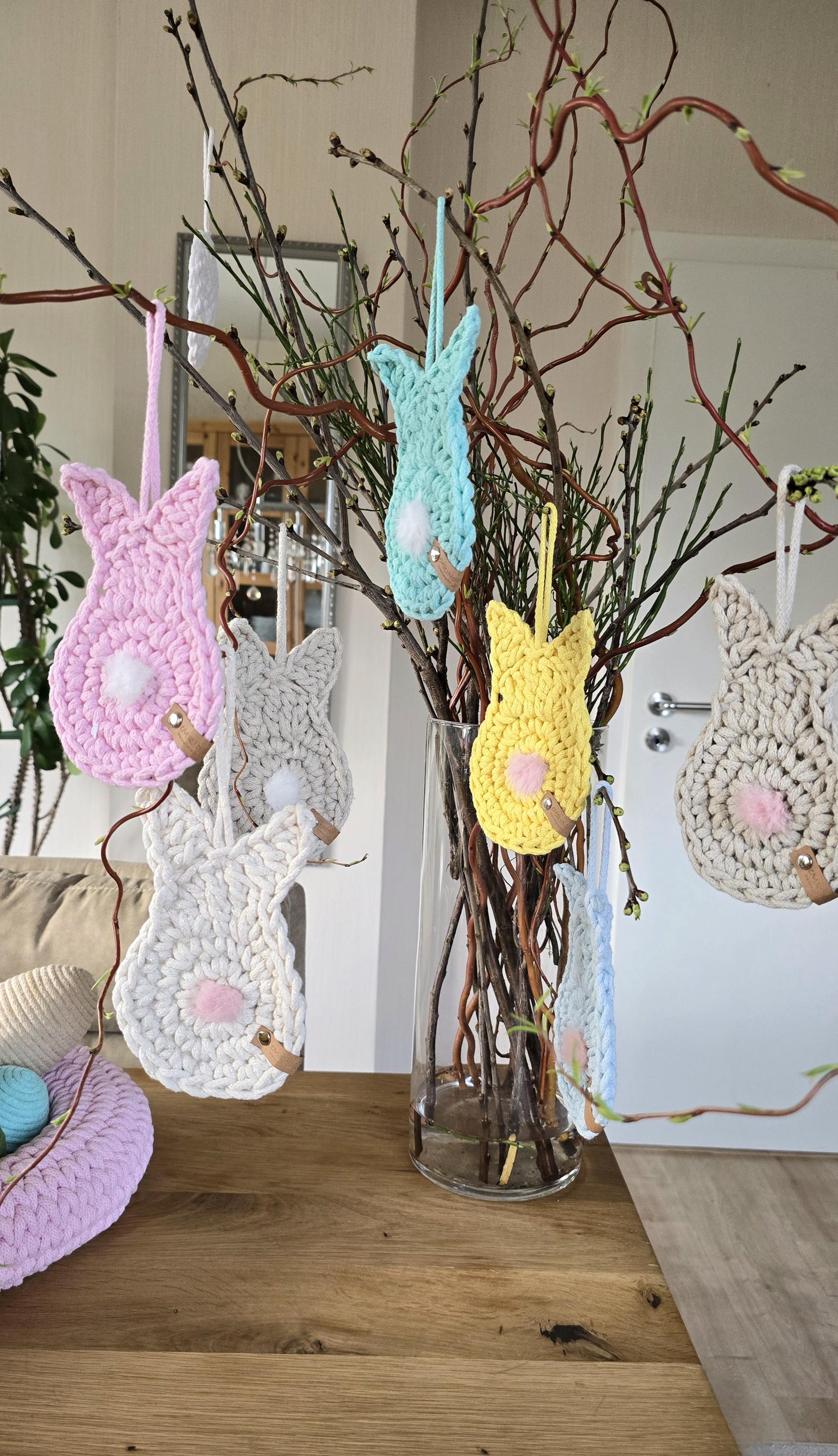 🐰 Osterhase trifft auf Funktion – und du gewinnst! 🌸
Hier kommt dein häkeliger Held: Dieser süße gehäkelte Osterhase mit Puschel ist mehr als nur Deko – er hängt elegant am Fenster, bringt frühlingshaften Charme in dein Zuhause und ist sogar ein Tassenuntersetzer! ☕🔥