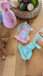 Vergiss langweilige Glasuntersetzer. Dieser gehäkelte Hasen-Untersetzer ist süß, praktisch und ein echter Hingucker. Perfekt für dein Osterfrühstück, als lustige Tischdeko oder als Geschenk für Mama.
