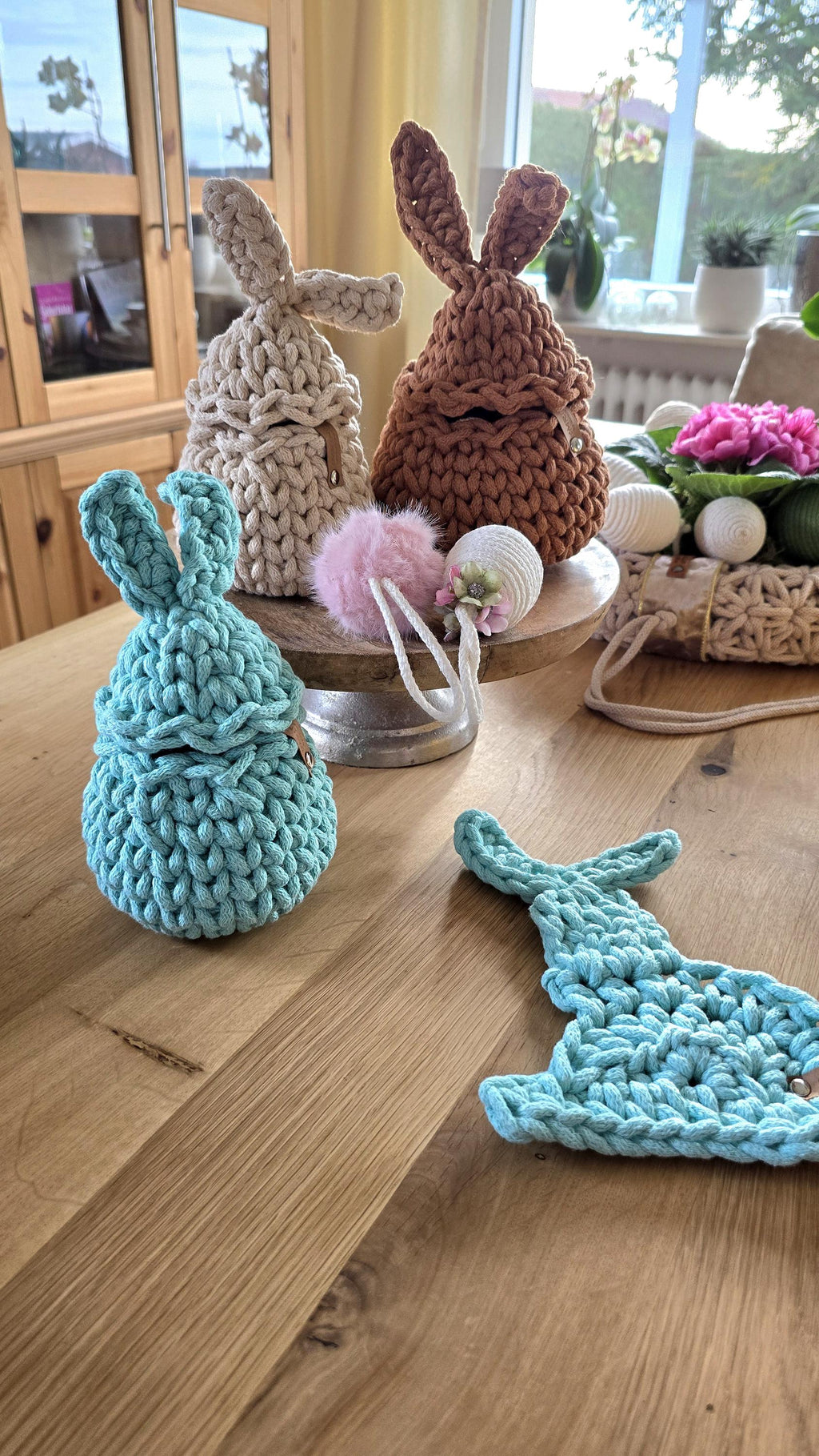 Dieser gehäkelte Korb in Eiform ist so süß, dass selbst der Osterhase neidisch wird! 🎉 Der Deckel? Hat flauschige Hasenohren! Perfekt als Aufbewahrungskorb fürs Kinderzimmer, für Ostergeschenke oder um deinen Schreibtisch zu organisieren.