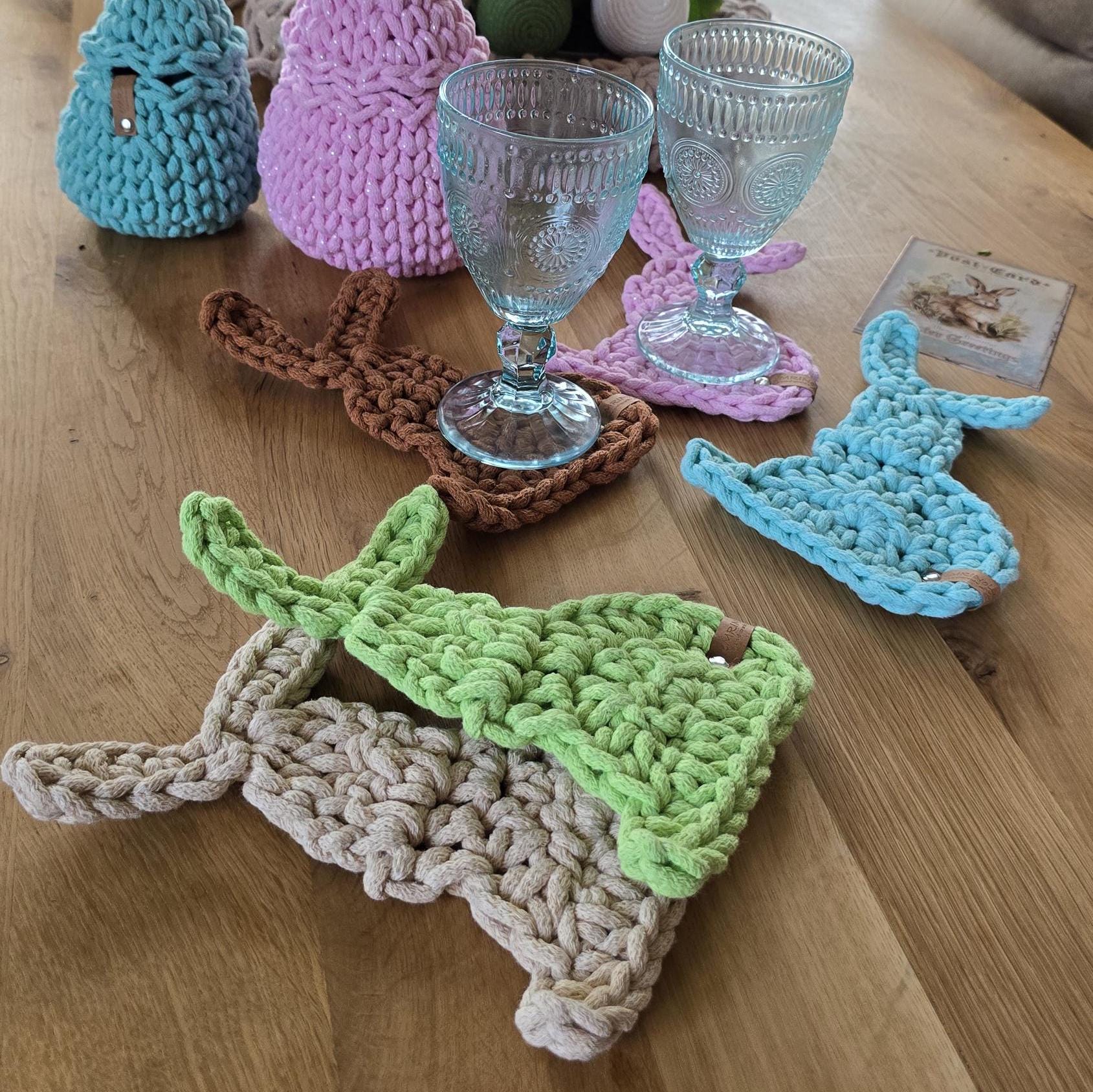 Vergiss langweilige Glasuntersetzer. Dieser gehäkelte Hasen-Untersetzer ist süß, praktisch und ein echter Hingucker. Perfekt für dein Osterfrühstück, als lustige Tischdeko oder als Geschenk für Mama.