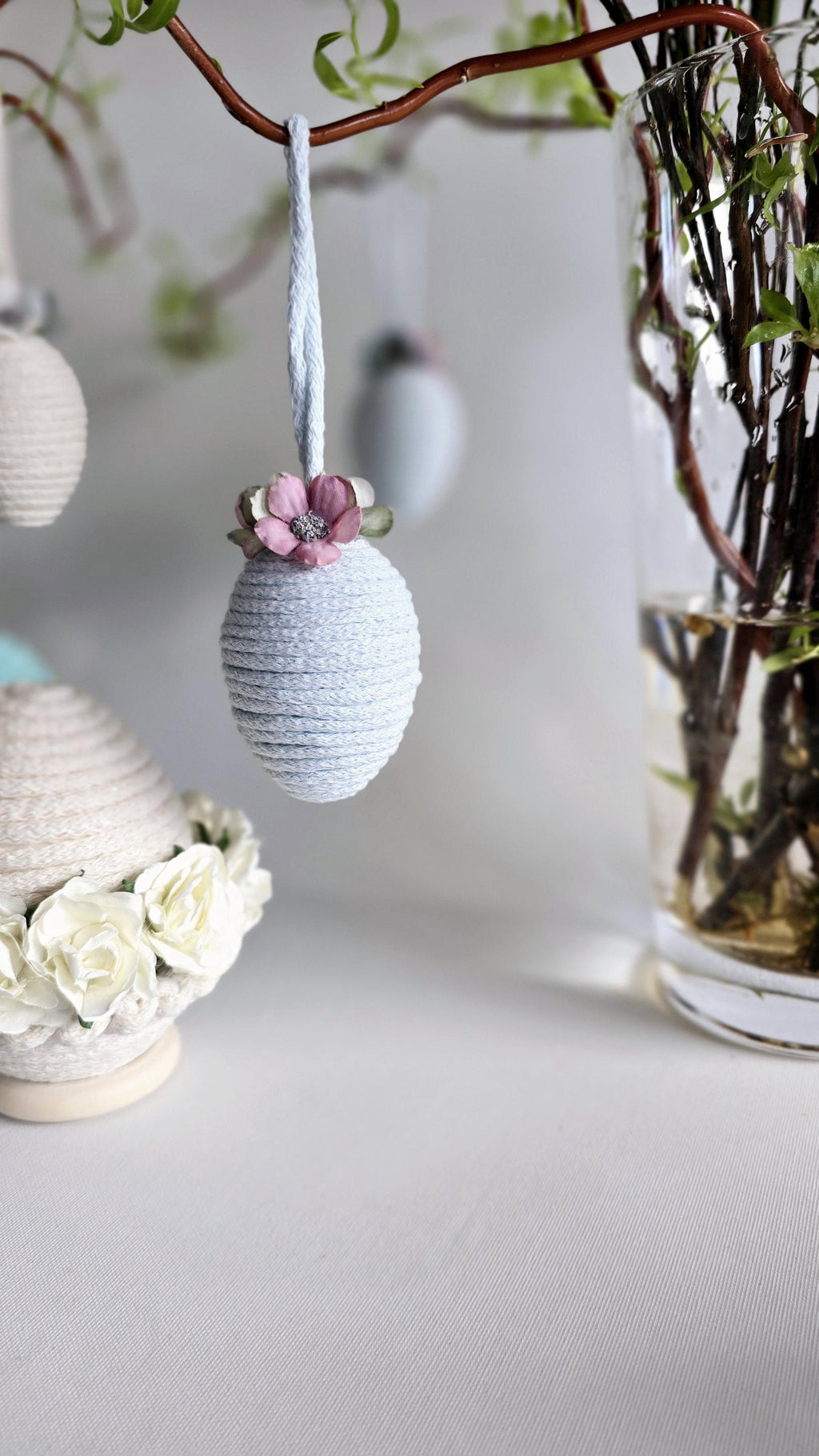 Jeder Anhänger ist mit filigranen Deko-Blumen verziert, was ihn zu einer stilvollen und modernen Osterdekoration macht. Perfekt als hängende Frühlingsdeko, für Fenster, Zweige oder als liebevolles Oster-Mitbringsel.