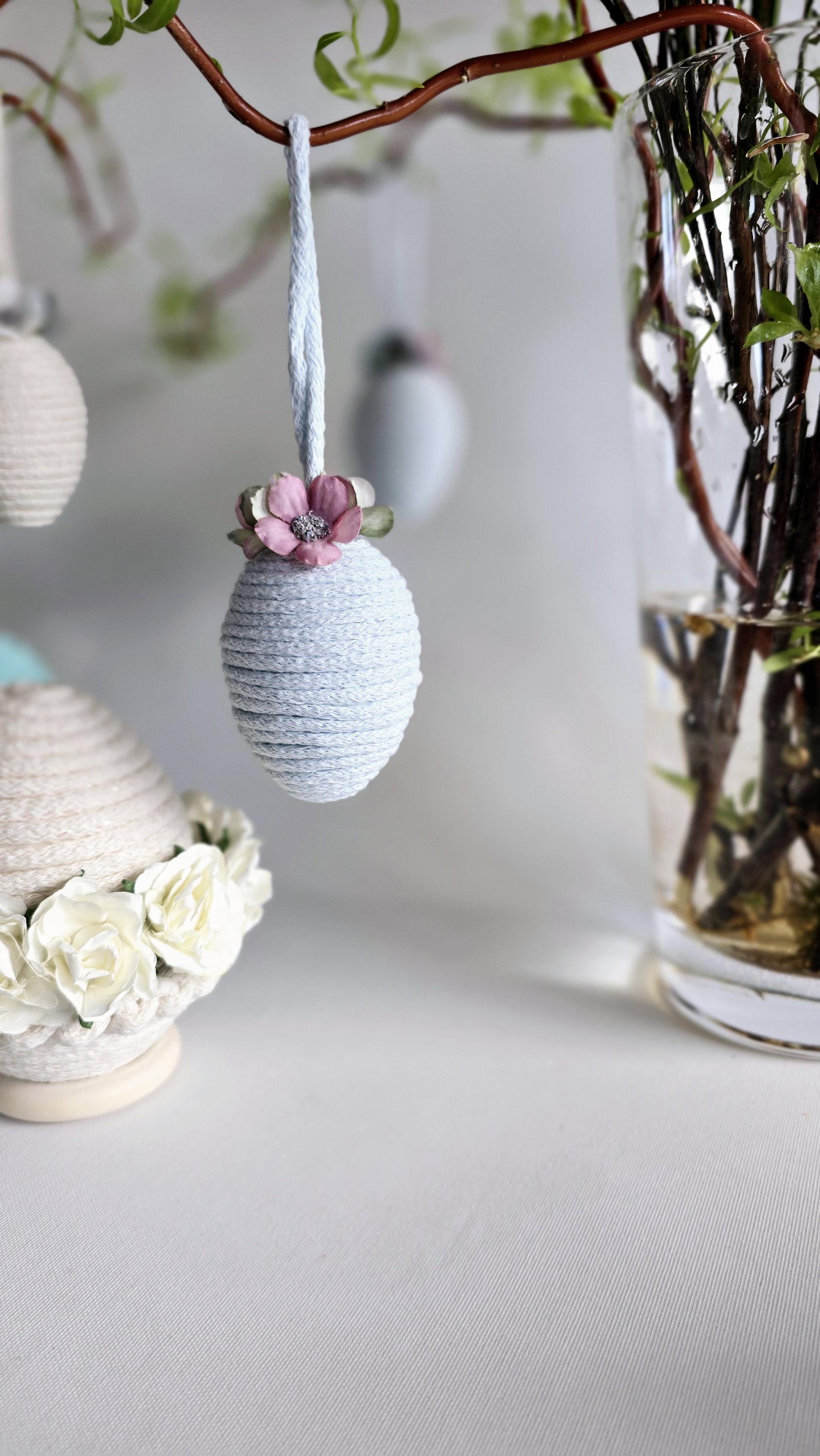 Jeder Anhänger ist mit filigranen Deko-Blumen verziert, was ihn zu einer stilvollen und modernen Osterdekoration macht. Perfekt als hängende Frühlingsdeko, für Fenster, Zweige oder als liebevolles Oster-Mitbringsel.