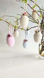 Jeder Anhänger ist mit filigranen Deko-Blumen verziert, was ihn zu einer stilvollen und modernen Osterdekoration macht. Perfekt als hängende Frühlingsdeko, für Fenster, Zweige oder als liebevolles Oster-Mitbringsel.