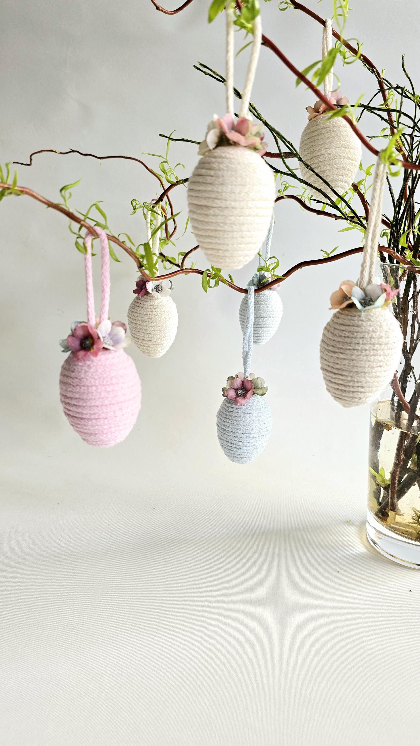 Jeder Anhänger ist mit filigranen Deko-Blumen verziert, was ihn zu einer stilvollen und modernen Osterdekoration macht. Perfekt als hängende Frühlingsdeko, für Fenster, Zweige oder als liebevolles Oster-Mitbringsel.