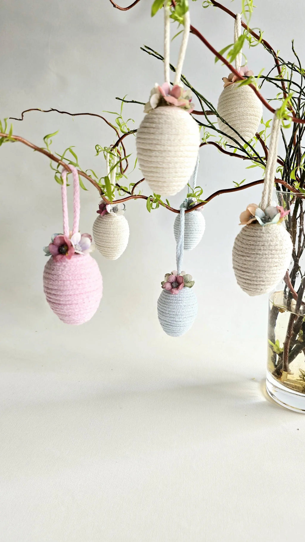 Jeder Anhänger ist mit filigranen Deko-Blumen verziert, was ihn zu einer stilvollen und modernen Osterdekoration macht. Perfekt als hängende Frühlingsdeko, für Fenster, Zweige oder als liebevolles Oster-Mitbringsel.