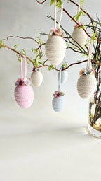 Jeder Anhänger ist mit filigranen Deko-Blumen verziert, was ihn zu einer stilvollen und modernen Osterdekoration macht. Perfekt als hängende Frühlingsdeko, für Fenster, Zweige oder als liebevolles Oster-Mitbringsel.