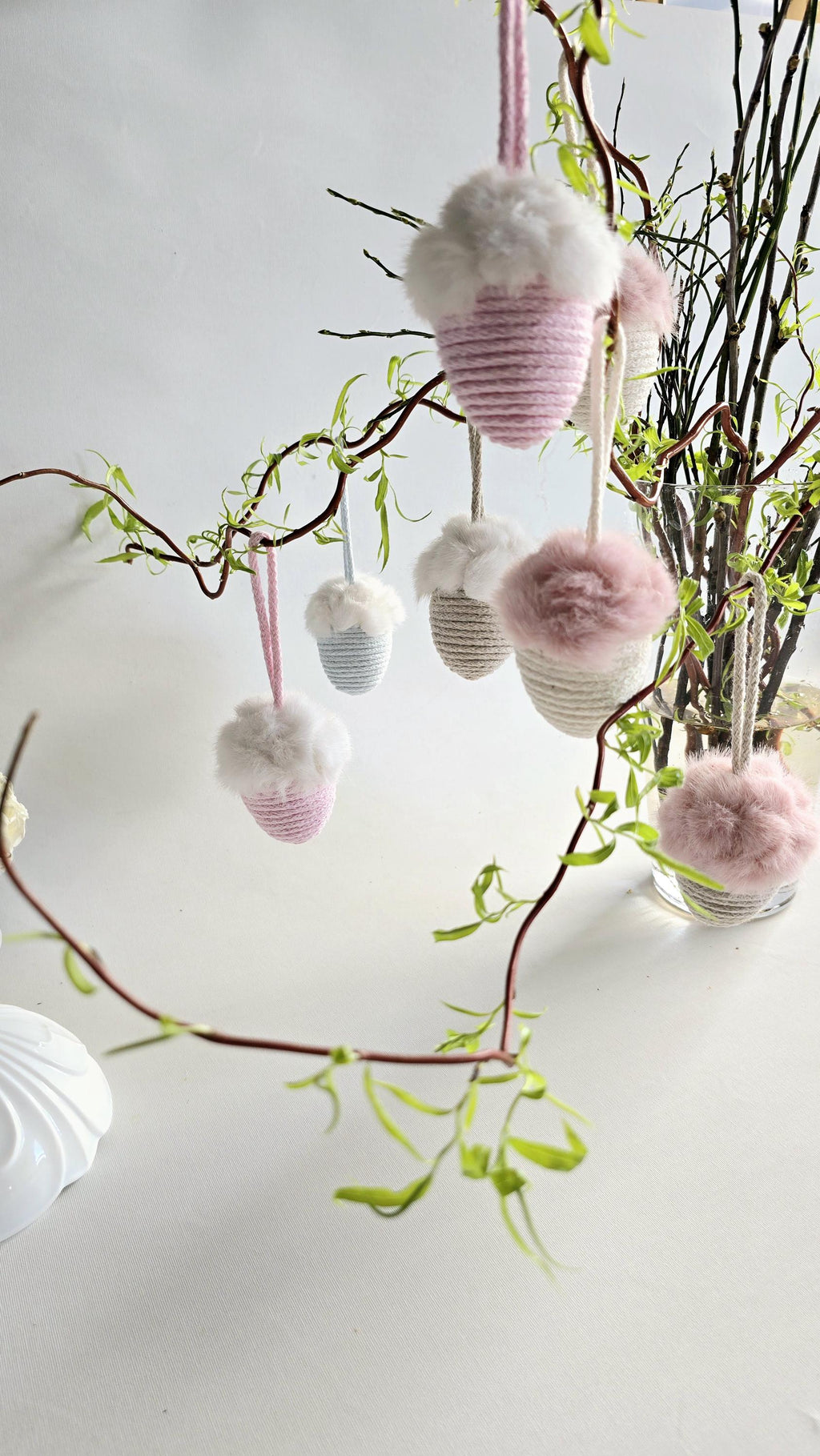Ob als lustiges Oster-Mitbringsel, stilvolle Osterdeko modern oder einfach als süßes Highlight zwischen Deko-Hasen und Frühlingsblumen – dieses handgefertigte Ei sorgt für eine fröhliche Atmosphäre. Perfekt auch als Geschenkidee für Ostern!