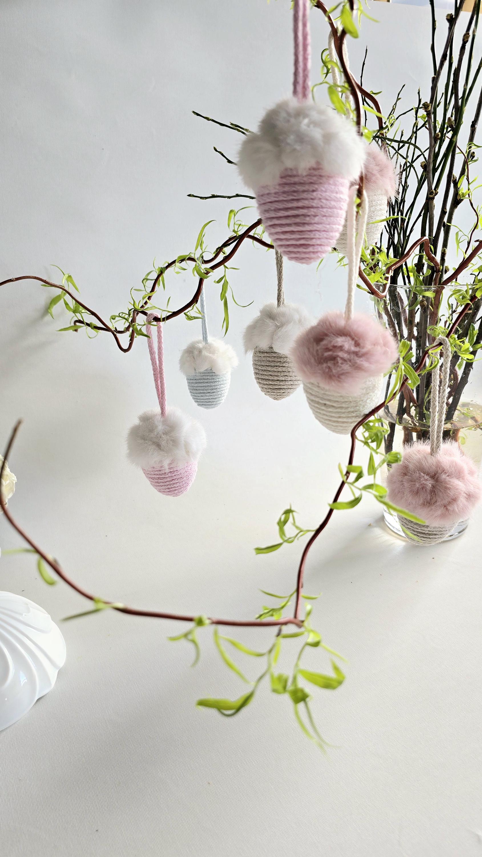 Ob als lustiges Oster-Mitbringsel, stilvolle Osterdeko modern oder einfach als süßes Highlight zwischen Deko-Hasen und Frühlingsblumen – dieses handgefertigte Ei sorgt für eine fröhliche Atmosphäre. Perfekt auch als Geschenkidee für Ostern!
